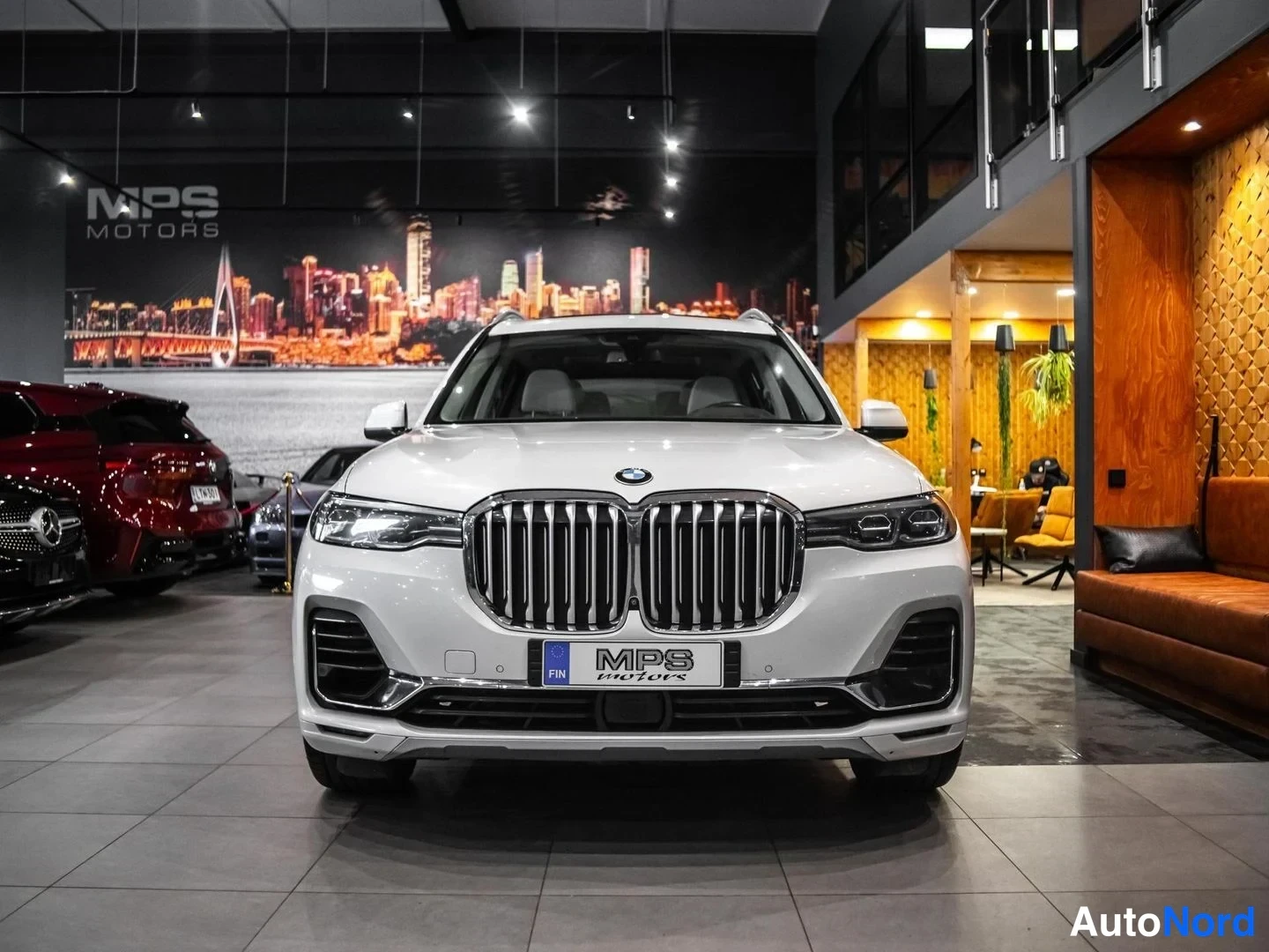 Valkoinen BMW X7 xDrive30d 2019, edestä, kuva 5