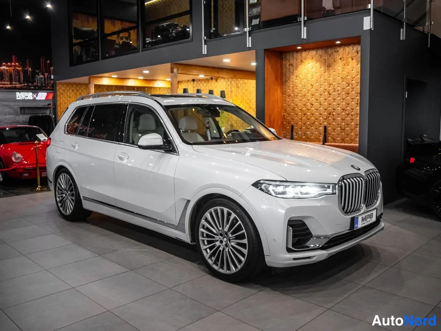 Valkoinen BMW X7 xDrive30d 2019, etuviisto, keula oikealle, kuva 2