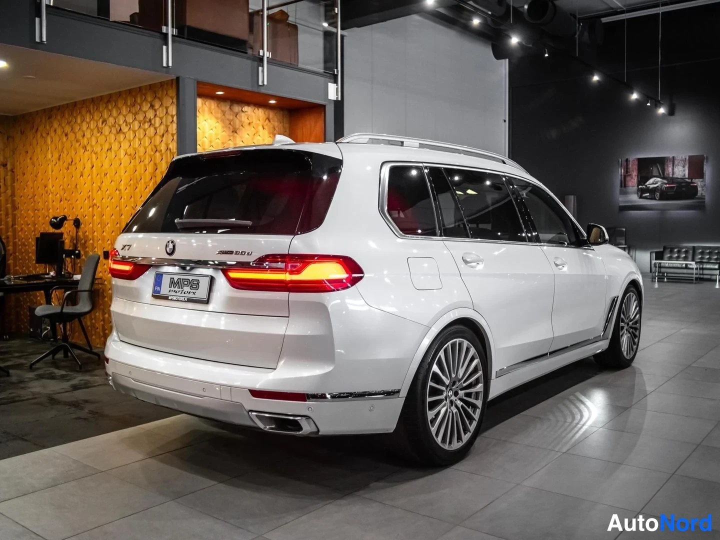 Valkoinen BMW X7 xDrive30d 2019, takaviisto, kuva 6