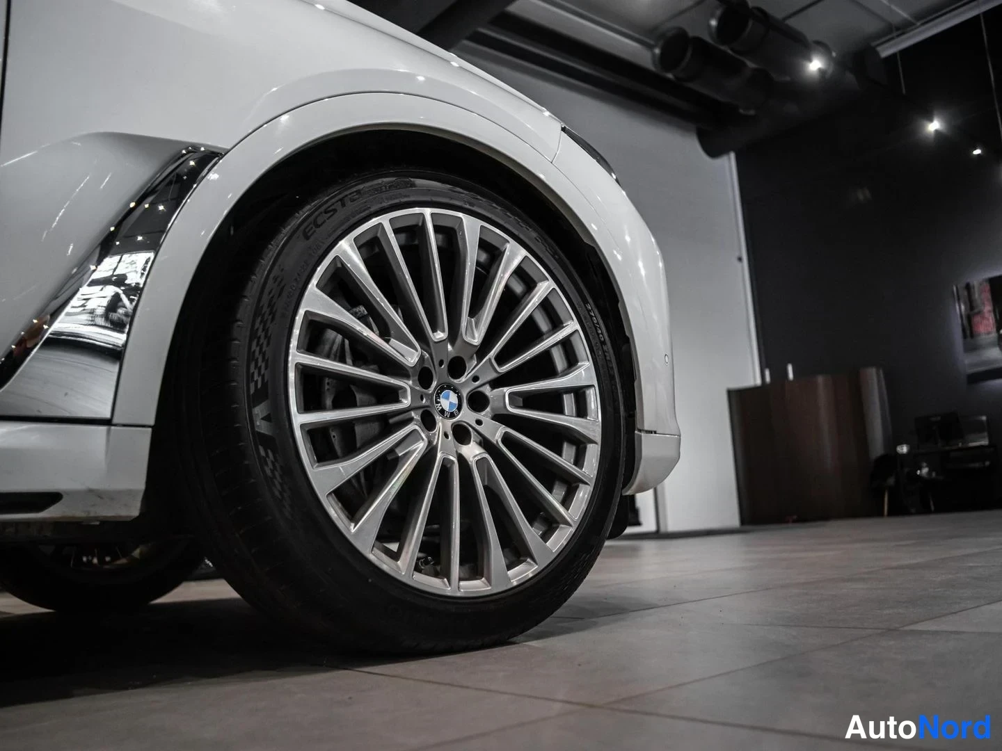 Valkoinen BMW X7 xDrive30d 2019, yksityiskohta, kuva 20