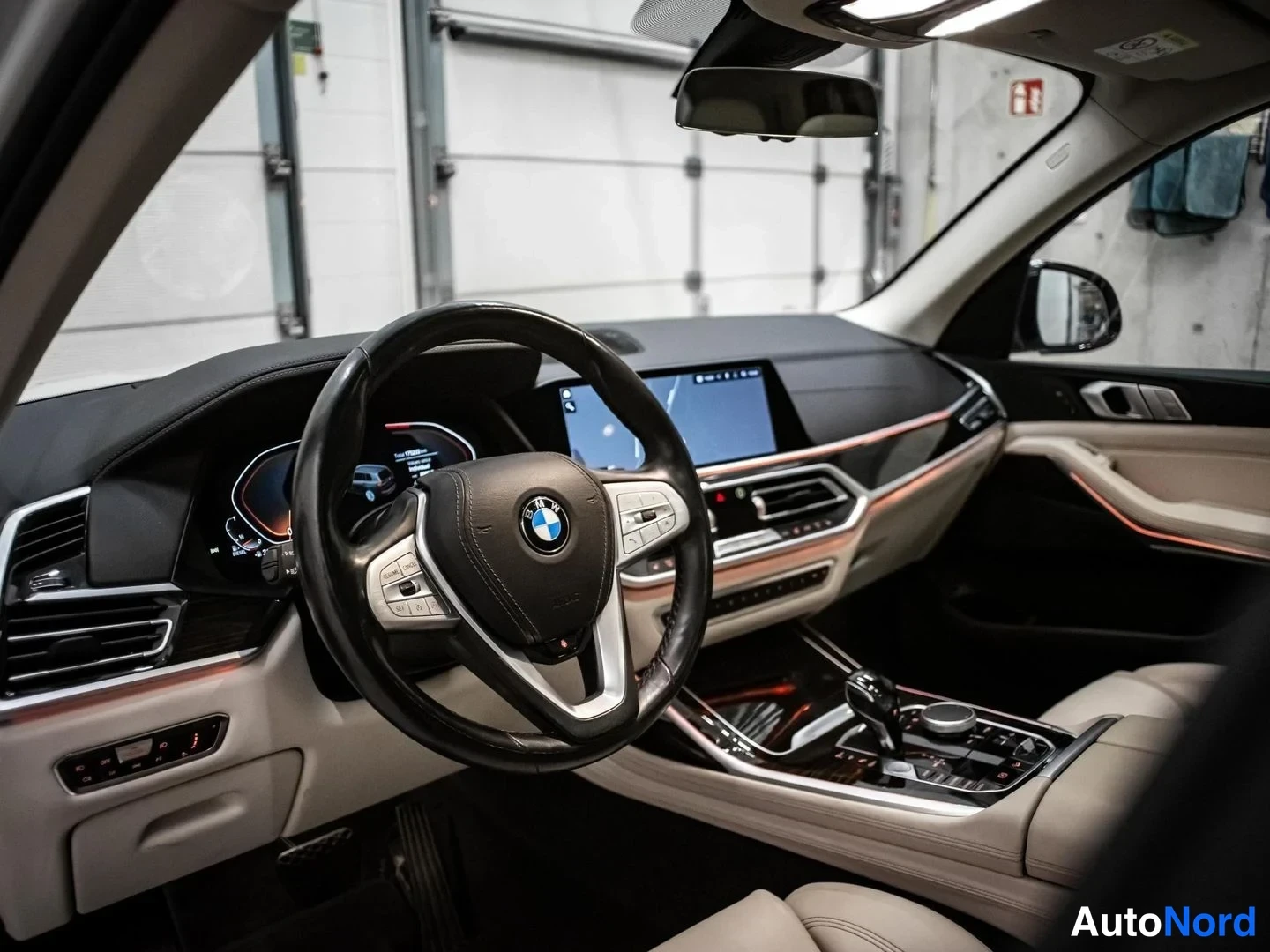 Valkoinen BMW X7 xDrive30d 2019, ohjaamo, kuva 8