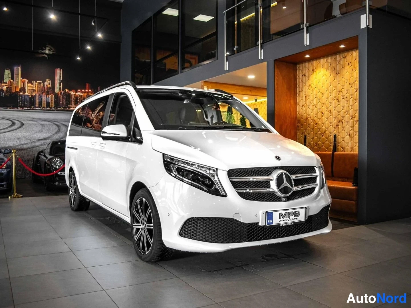 Valkoinen Mercedes-Benz V 250 d 2019, etuviisto, keula oikealle, kuva 3
