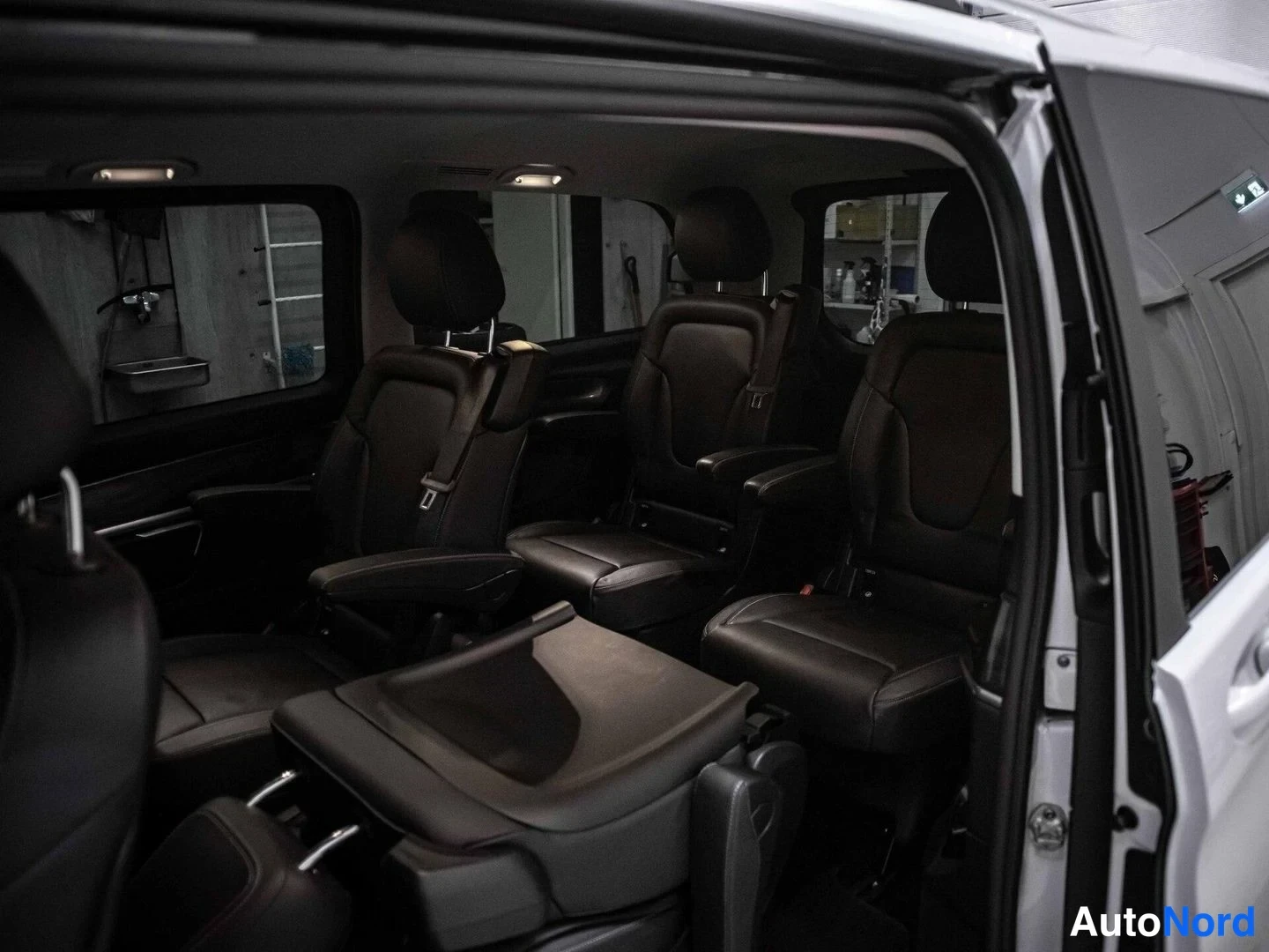Valkoinen Mercedes-Benz V 250 d 2019, takaistuimet, kuva 17