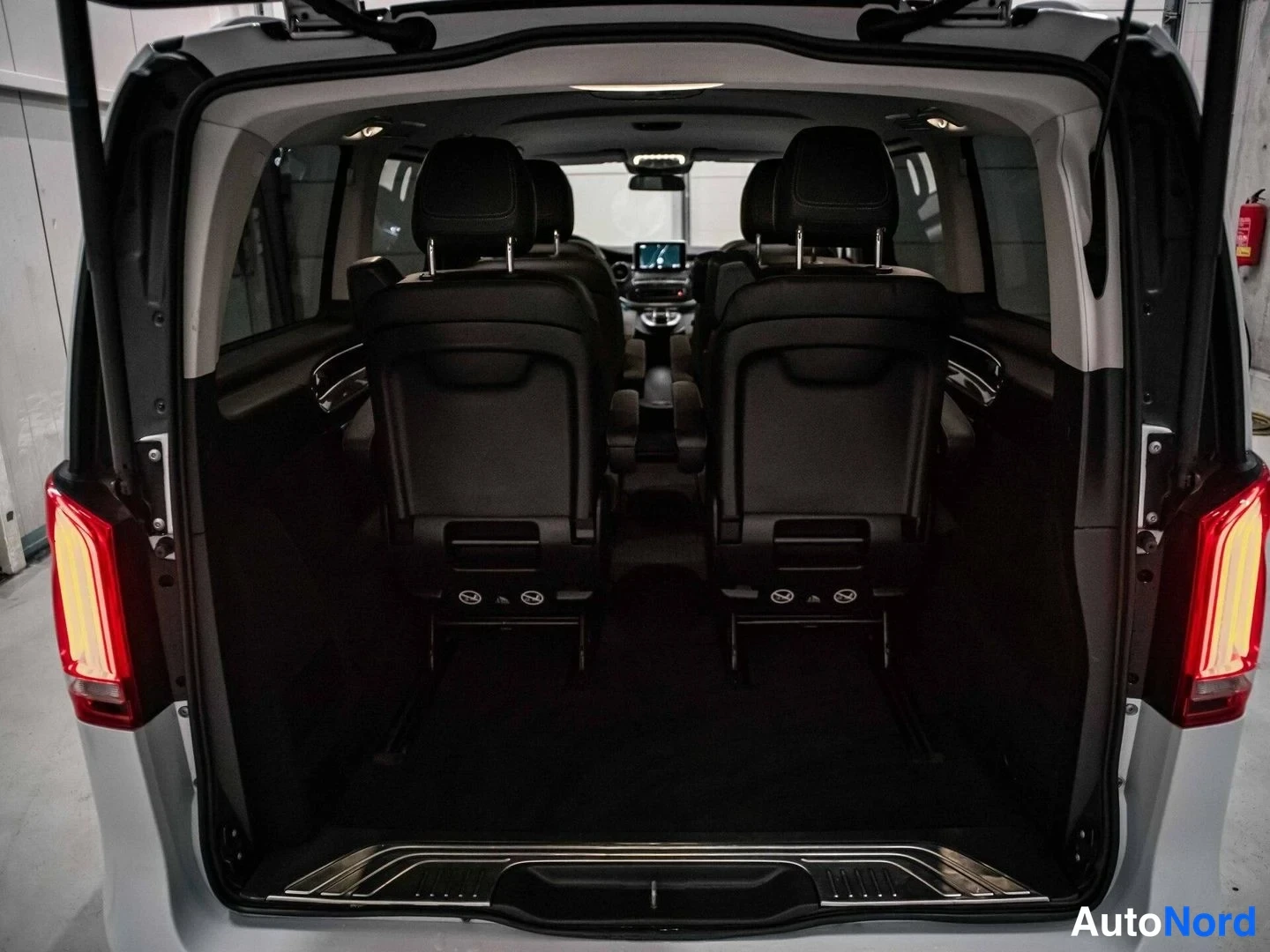 Valkoinen Mercedes-Benz V 250 d 2019, takaistuimet, kuva 13
