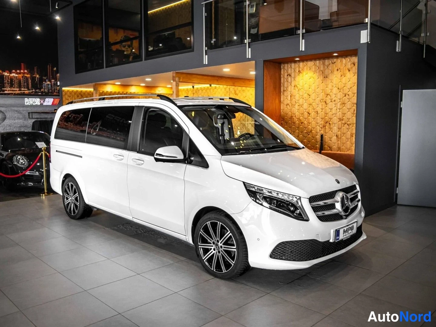 Valkoinen Mercedes-Benz V 250 d 2019, etuviisto, keula oikealle, kuva 4