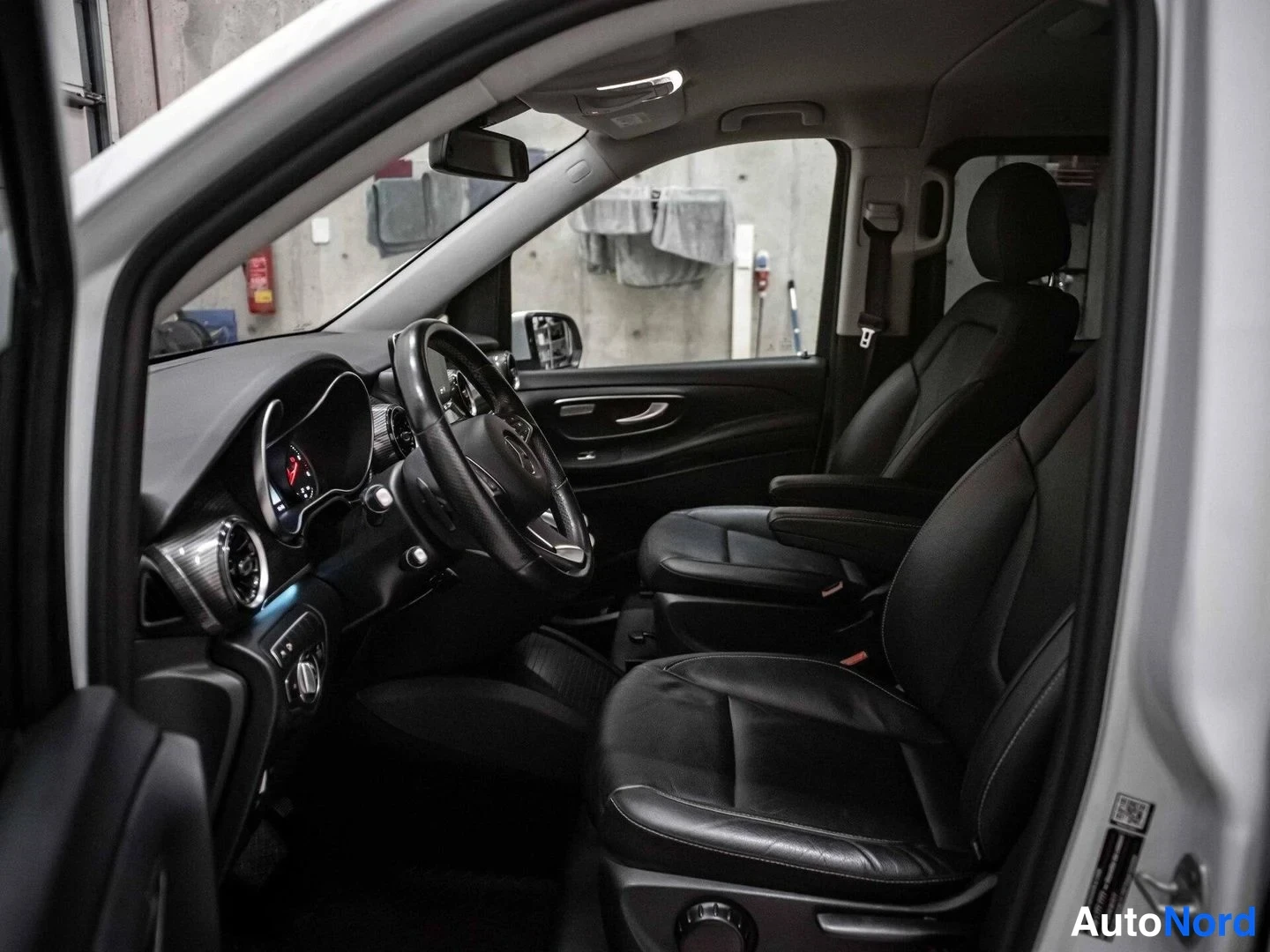 Valkoinen Mercedes-Benz V 250 d 2019, ohjaamo, kuva 8