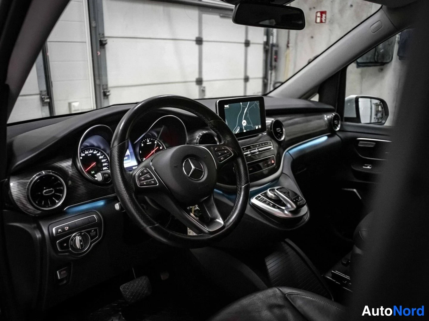 Valkoinen Mercedes-Benz V 250 d 2019, ohjaamo, kuva 9
