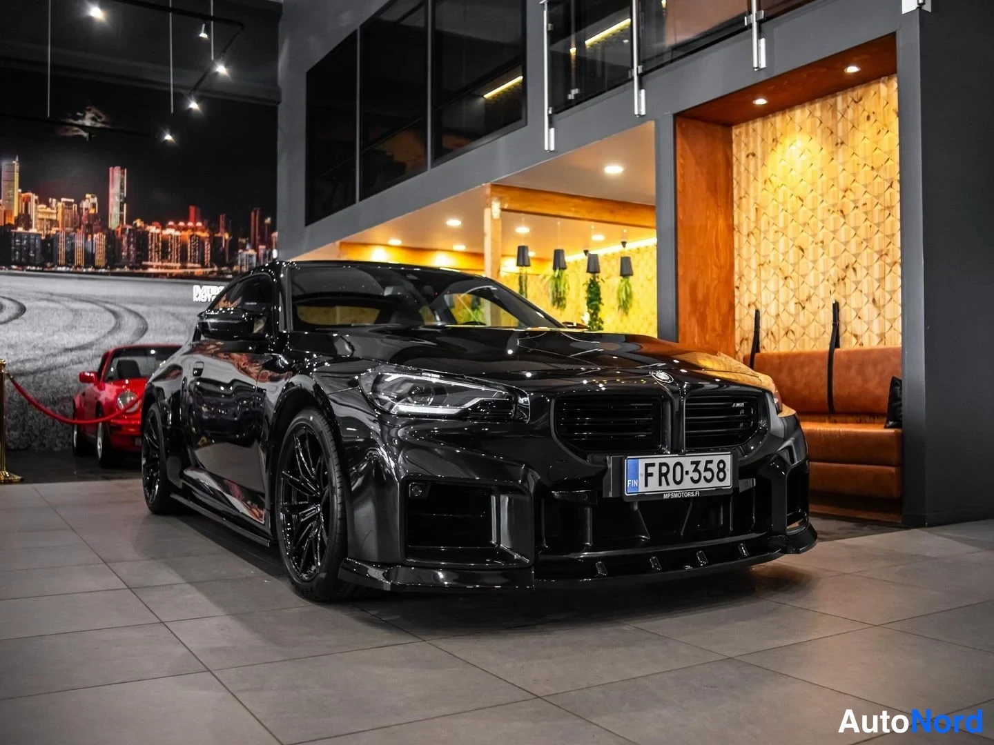 Musta BMW M2 2023, etuviisto, keula oikealle, kuva 4