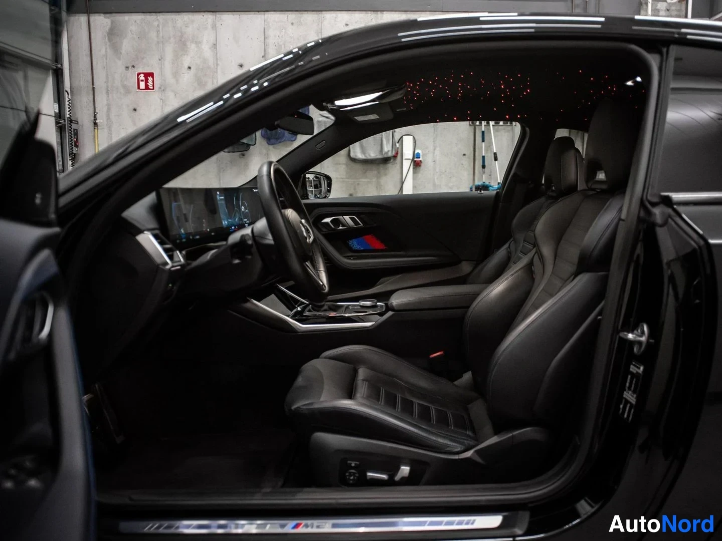 Musta BMW M2 2023, etuistuimet, kuva 13