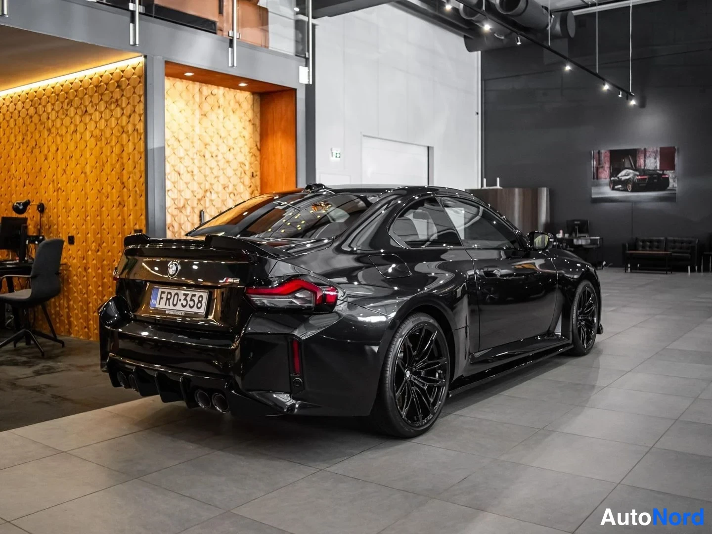 Musta BMW M2 2023, takaviisto, kuva 7