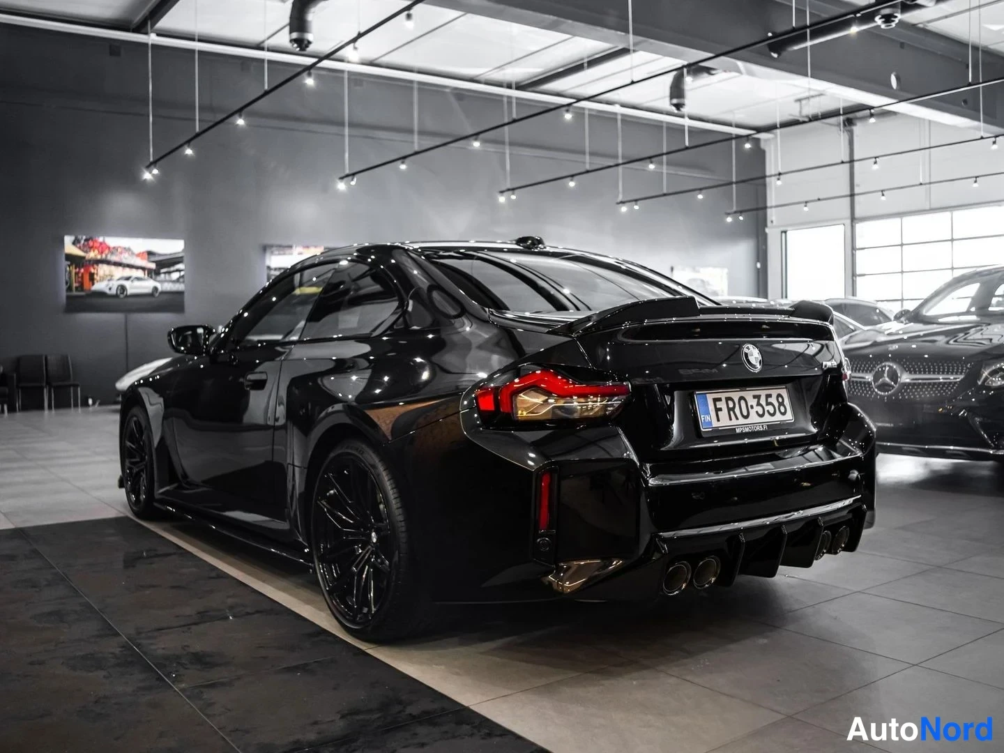 Musta BMW M2 2023, takaviisto, kuva 8