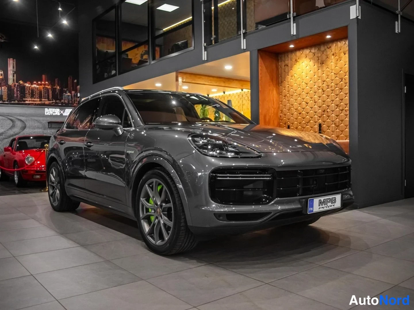Harmaa Porsche Cayenne Turbo S 2021, etuviisto, keula oikealle, kuva 2