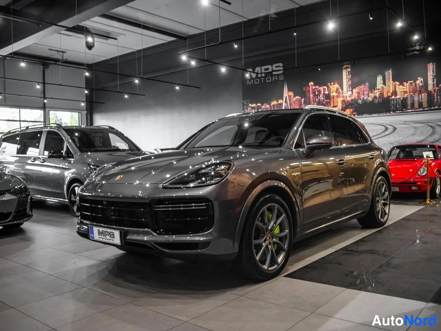 Harmaa Porsche Cayenne Turbo S 2021, etuviisto, keula oikealle, kuva 4