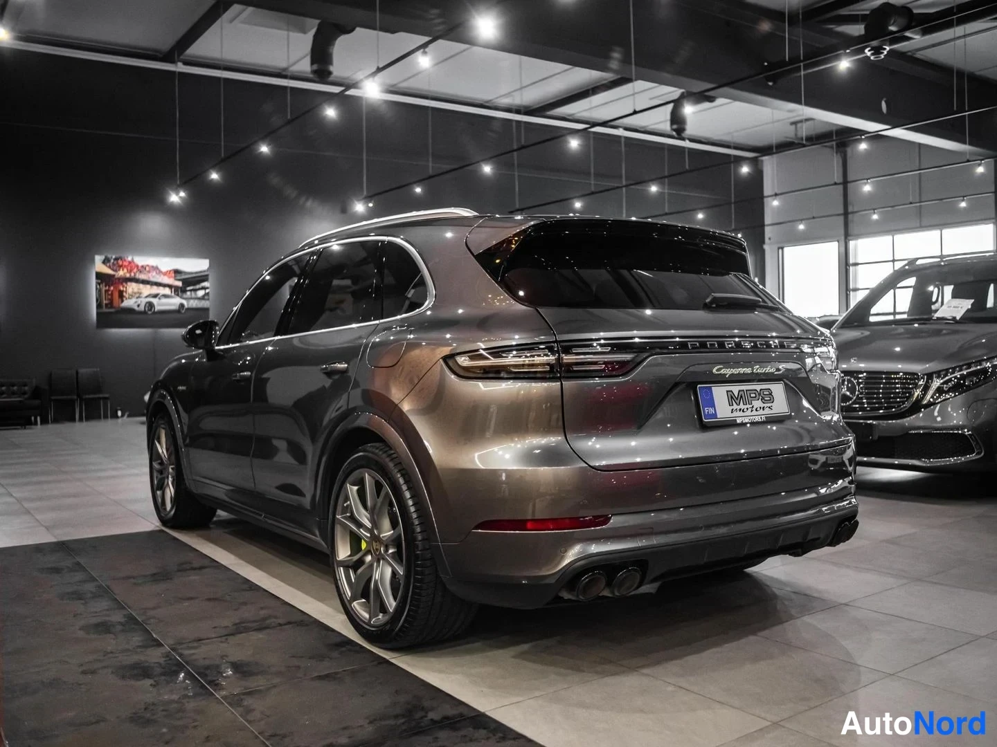 Harmaa Porsche Cayenne Turbo S 2021, takaviisto, kuva 7