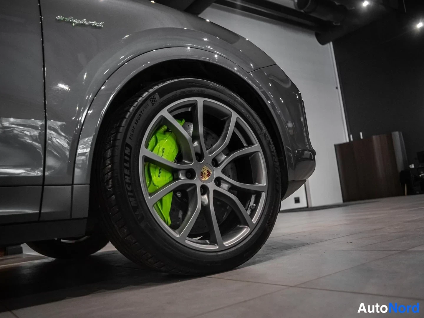 Harmaa Porsche Cayenne Turbo S 2021, yksityiskohta, kuva 16