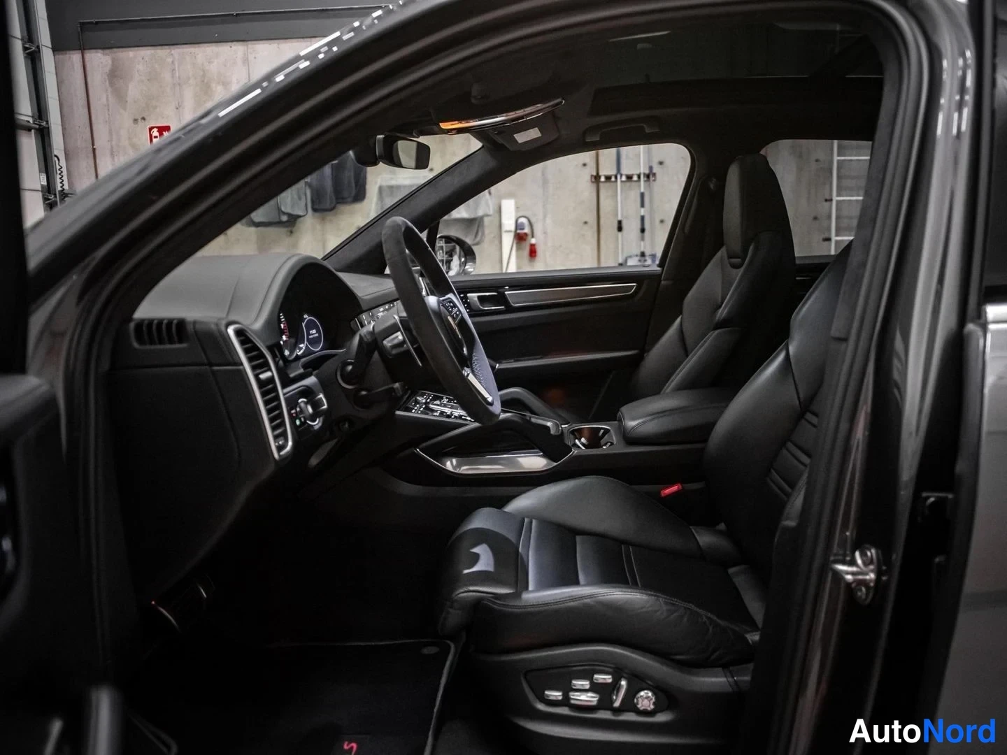 Harmaa Porsche Cayenne Turbo S 2021, ohjaamo, kuva 8