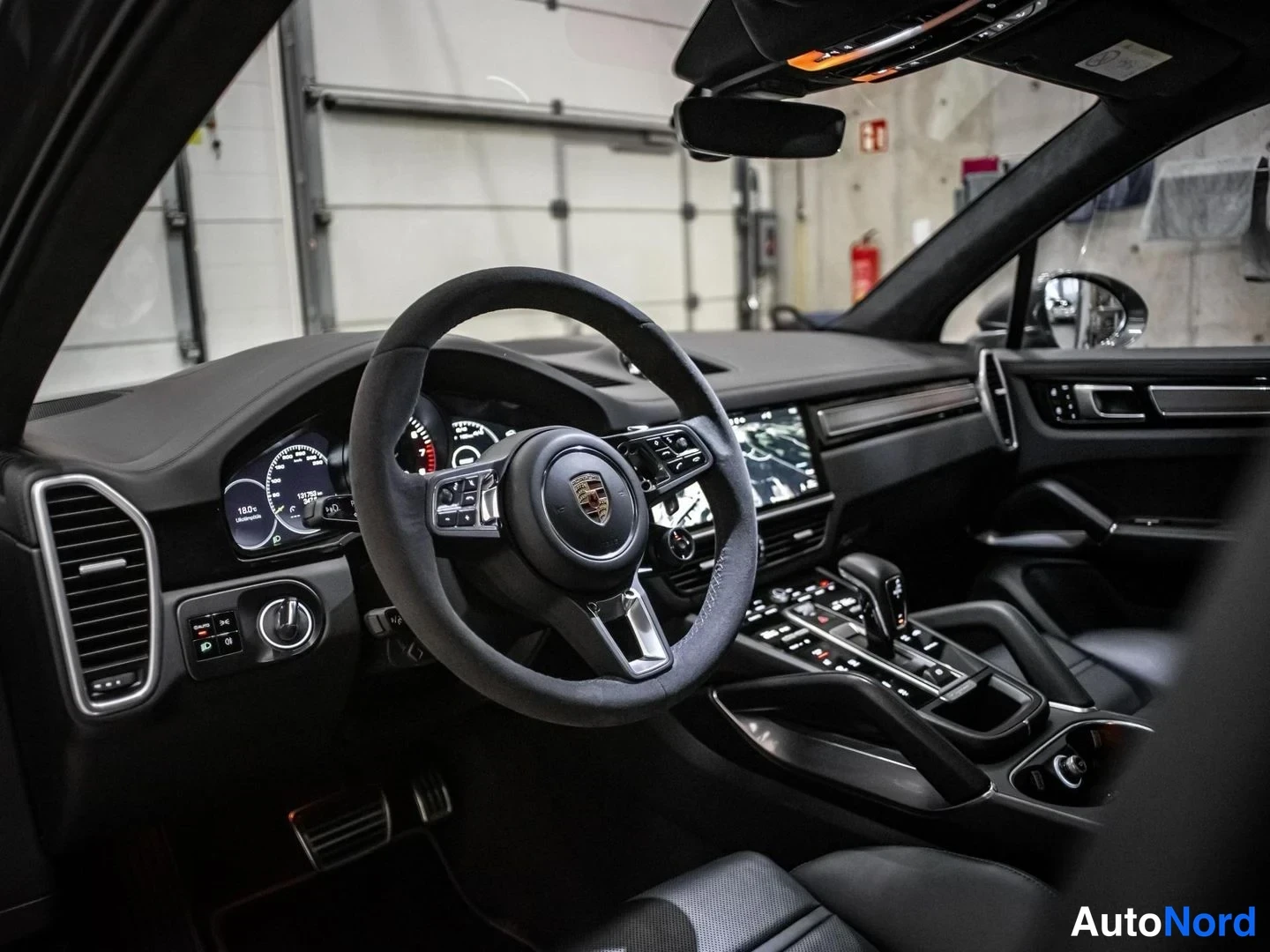 Harmaa Porsche Cayenne Turbo S 2021, ohjaamo, kuva 9