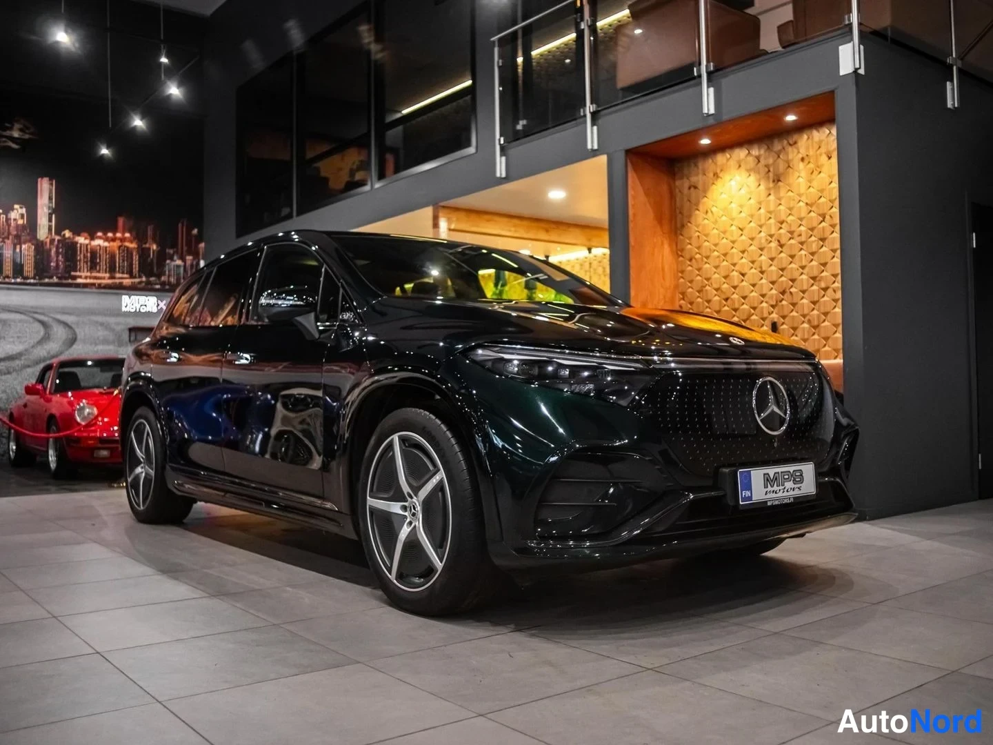 Musta Mercedes-Benz EQS SUV 2023, etuviisto, keula oikealle, kuva 4