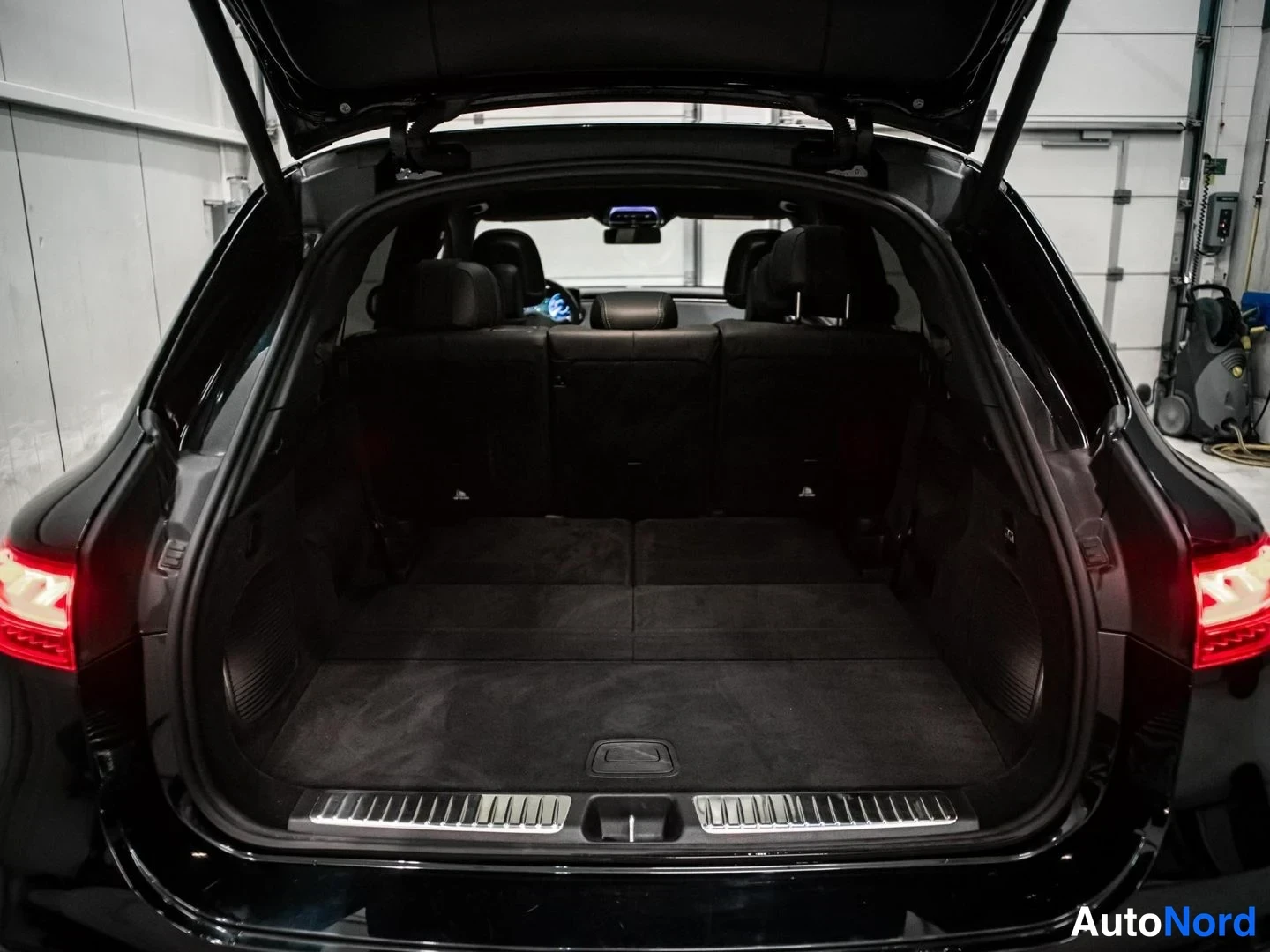 Musta Mercedes-Benz EQS SUV 2023, tavaratila, kuva 18