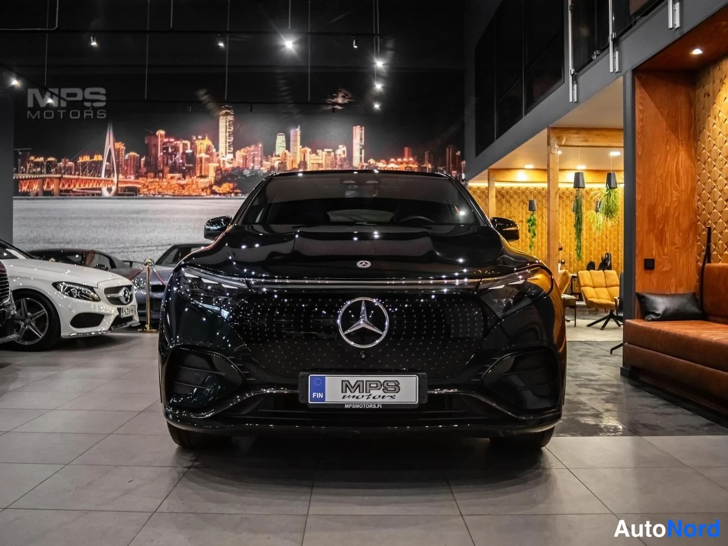 Musta Mercedes-Benz EQS SUV 2023, edestä, kuva 6