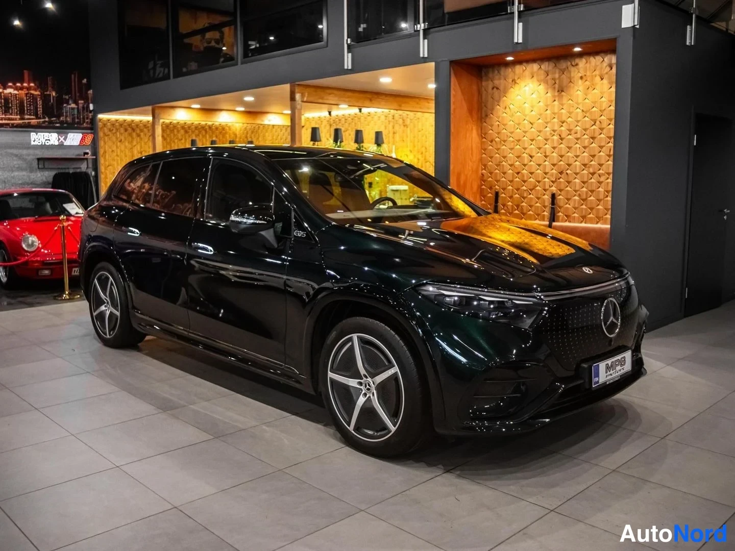 Musta Mercedes-Benz EQS SUV 2023, etuviisto, keula oikealle, kuva 2
