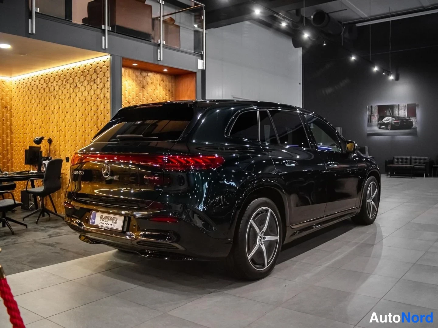 Musta Mercedes-Benz EQS SUV 2023, takaviisto, kuva 7