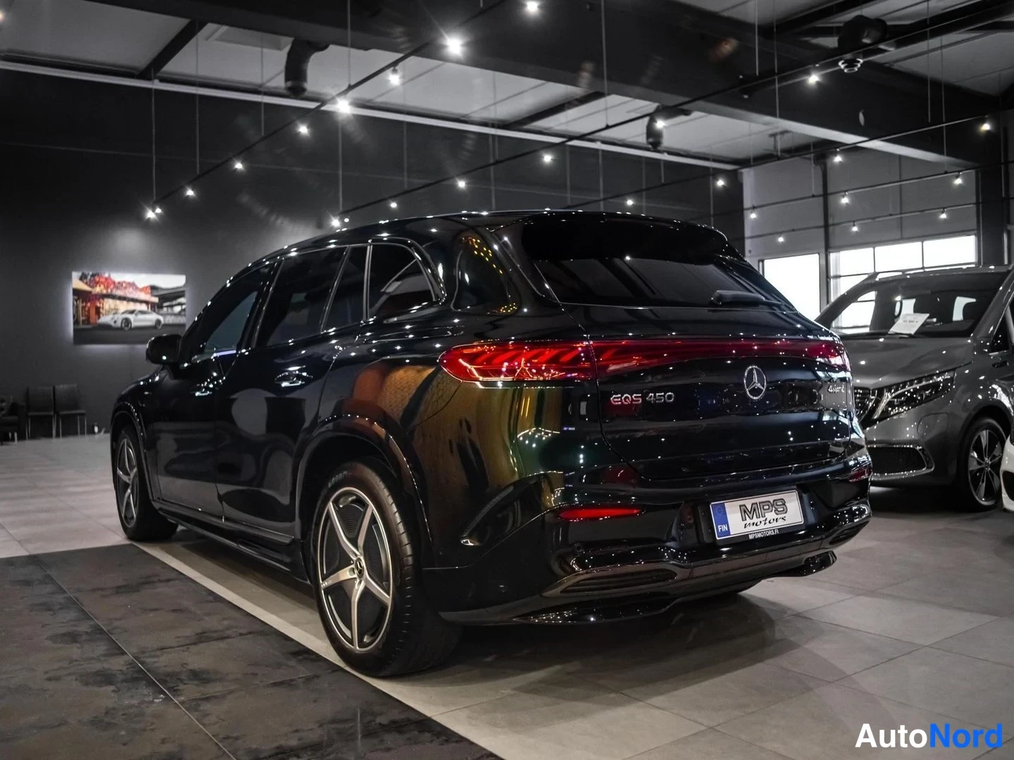 Musta Mercedes-Benz EQS SUV 2023, takaviisto, kuva 8