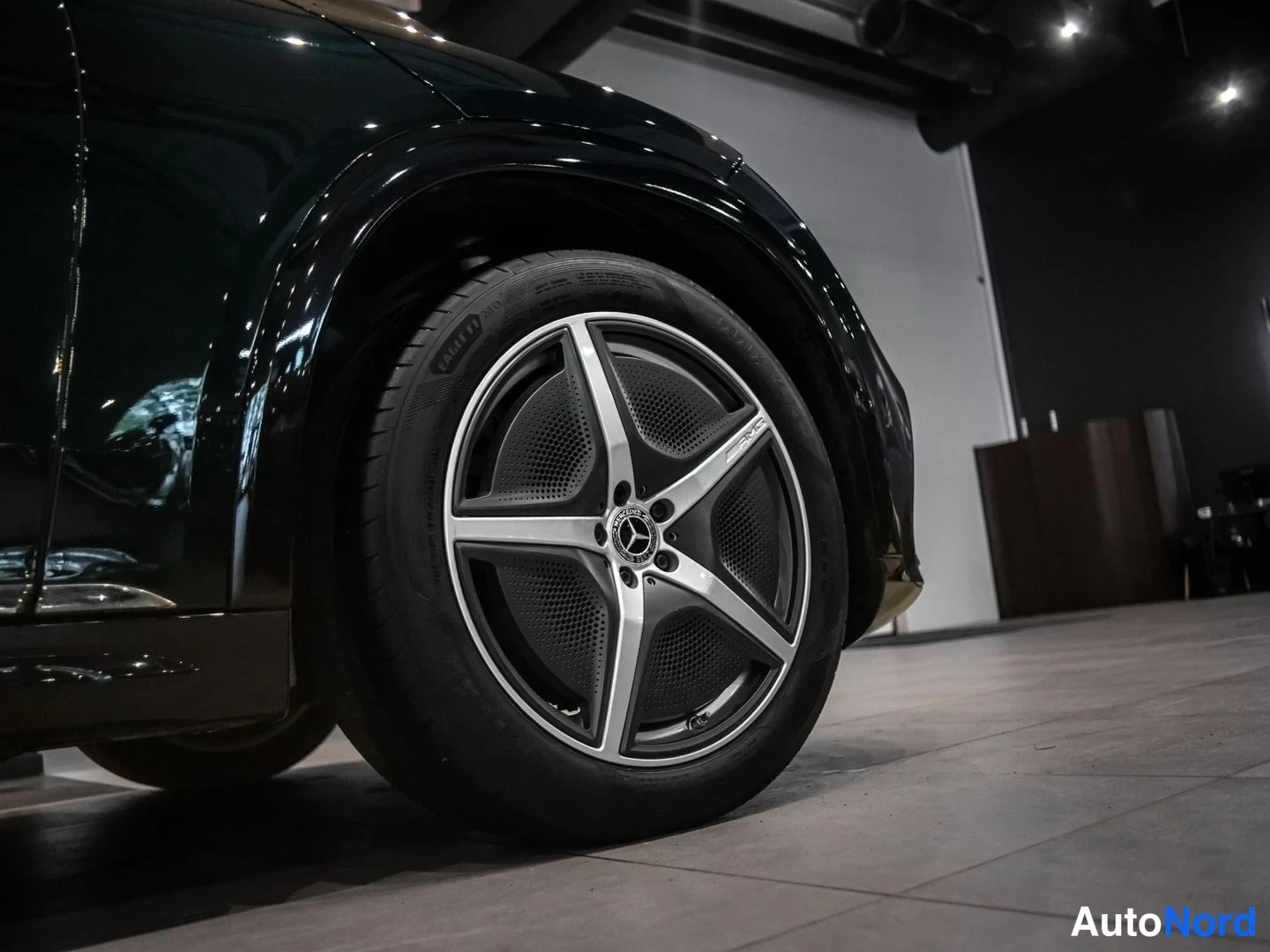 Musta Mercedes-Benz EQS SUV 2023, yksityiskohta, kuva 19