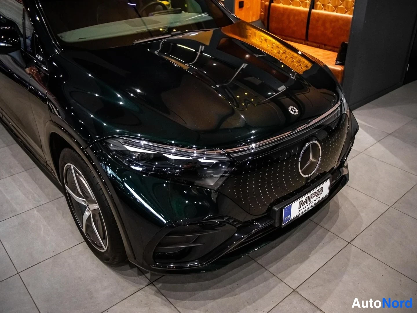 Musta Mercedes-Benz EQS SUV 2023, etuviisto, keula oikealle, kuva 3