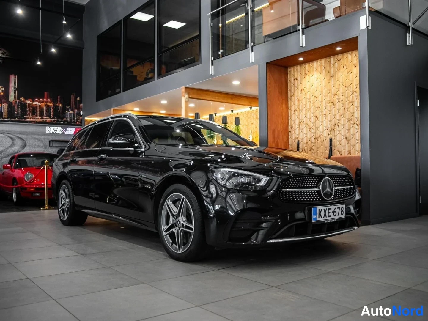 Musta Mercedes-Benz E 300 de 4MATIC 2020, etuviisto, keula oikealle, kuva 2