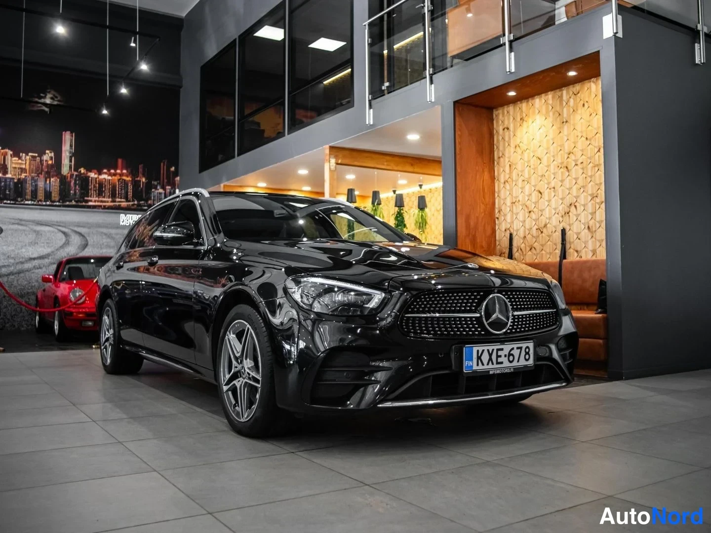 Musta Mercedes-Benz E 300 de 4MATIC 2020, etuviisto, keula oikealle, kuva 3
