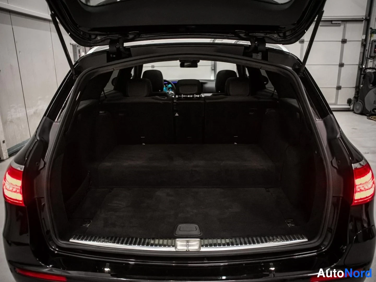 Musta Mercedes-Benz E 300 de 4MATIC 2020, tavaratila, kuva 15
