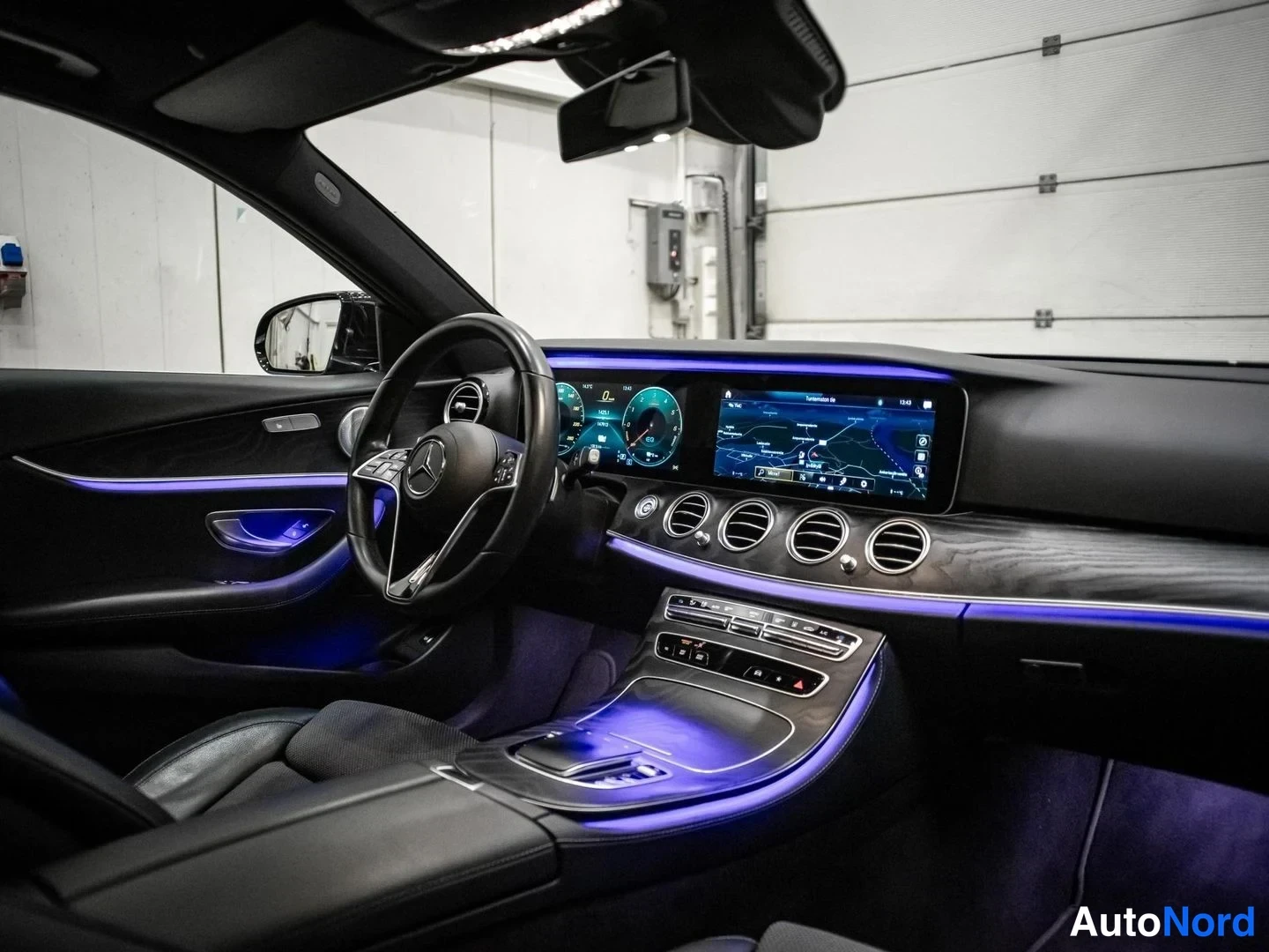 Musta Mercedes-Benz E 300 de 4MATIC 2020, ohjaamo, kuva 10
