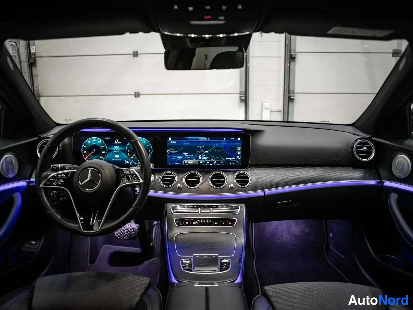 Musta Mercedes-Benz E 300 de 4MATIC 2020, ohjaamo, kuva 11