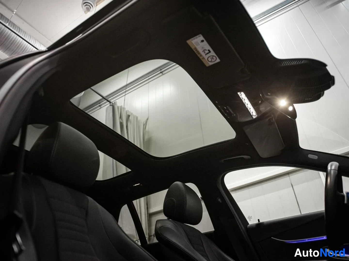 Musta Mercedes-Benz E 300 de 4MATIC 2020, yksityiskohta, kuva 17