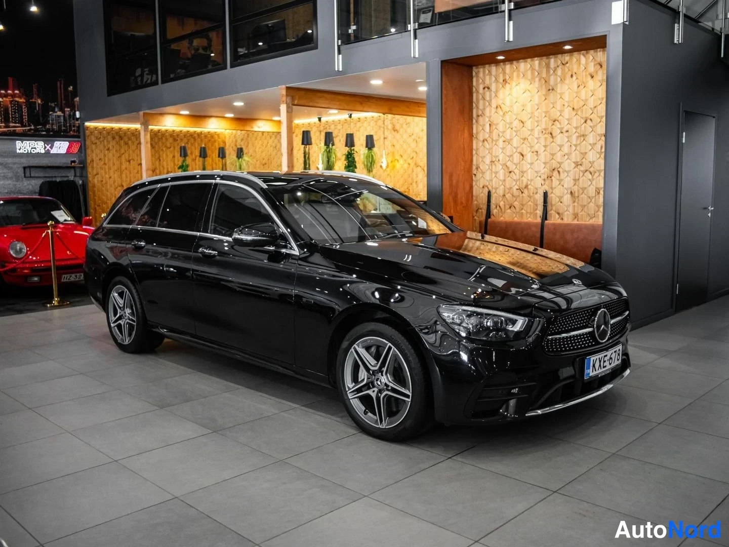 Musta Mercedes-Benz E 300 de 4MATIC 2020, etuviisto, keula oikealle, kuva 4