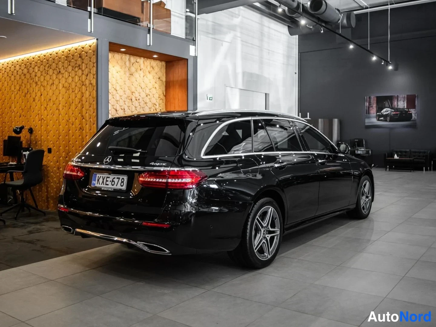 Musta Mercedes-Benz E 300 de 4MATIC 2020, takaviisto, kuva 6