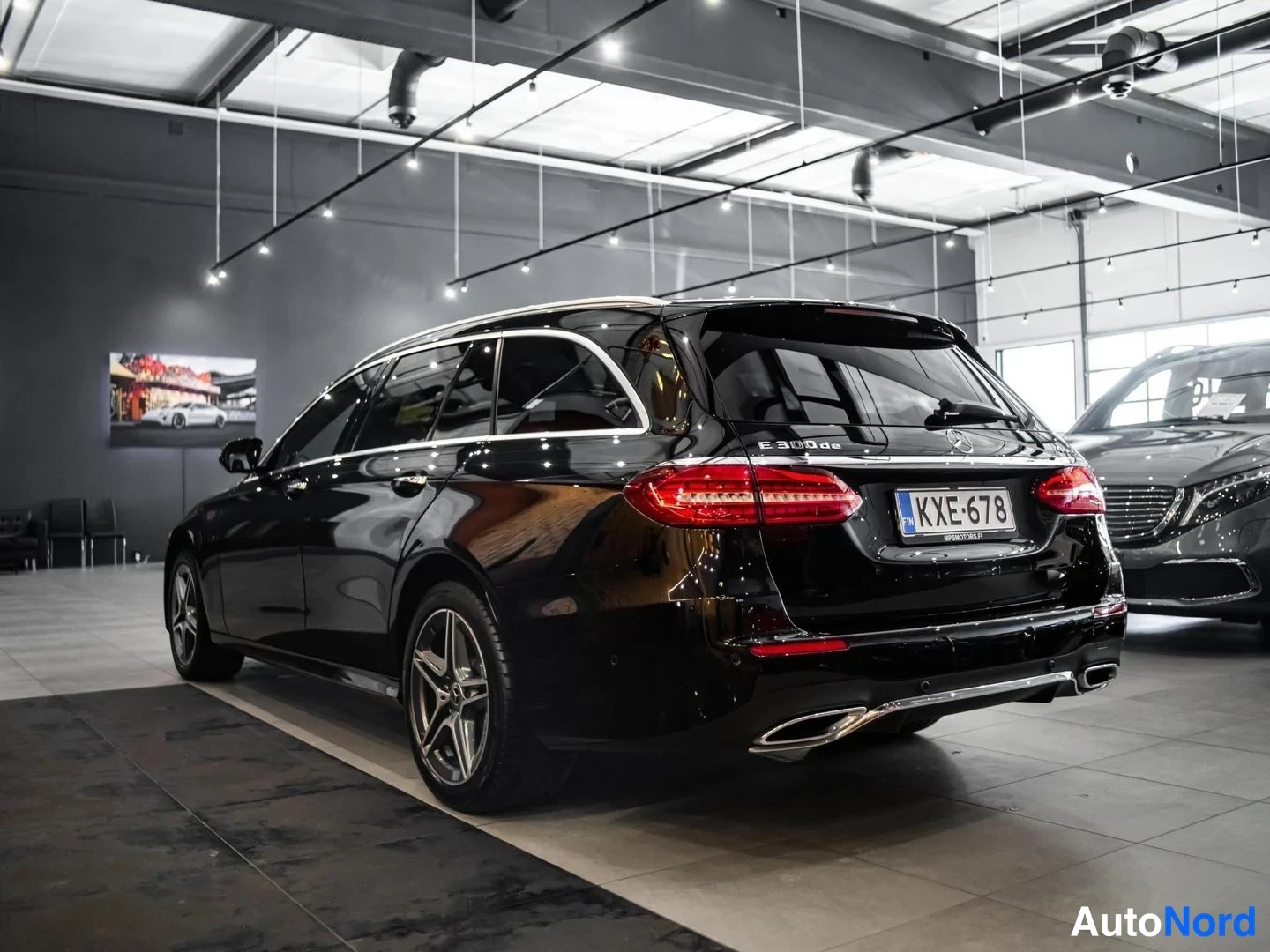 Musta Mercedes-Benz E 300 de 4MATIC 2020, takaviisto, kuva 7