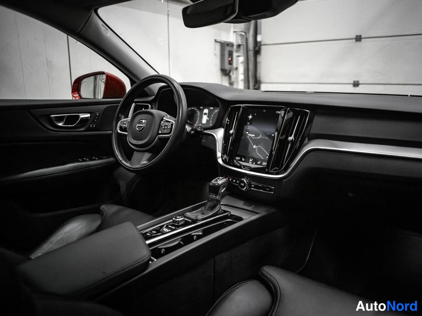 Punainen Volvo V60 Cross Country 2020, ohjaamo, kuva 9