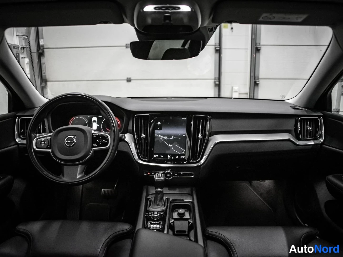 Punainen Volvo V60 Cross Country 2020, ohjaamo, kuva 10