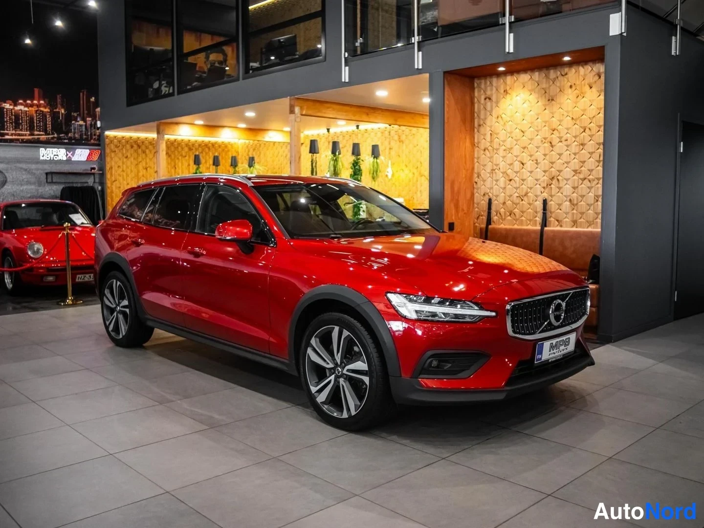 Punainen Volvo V60 Cross Country 2020, etuviisto, keula oikealle, kuva 4