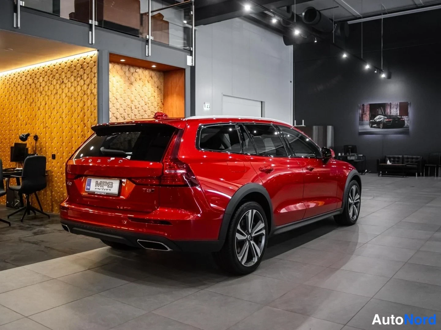 Punainen Volvo V60 Cross Country 2020, takaviisto, kuva 6