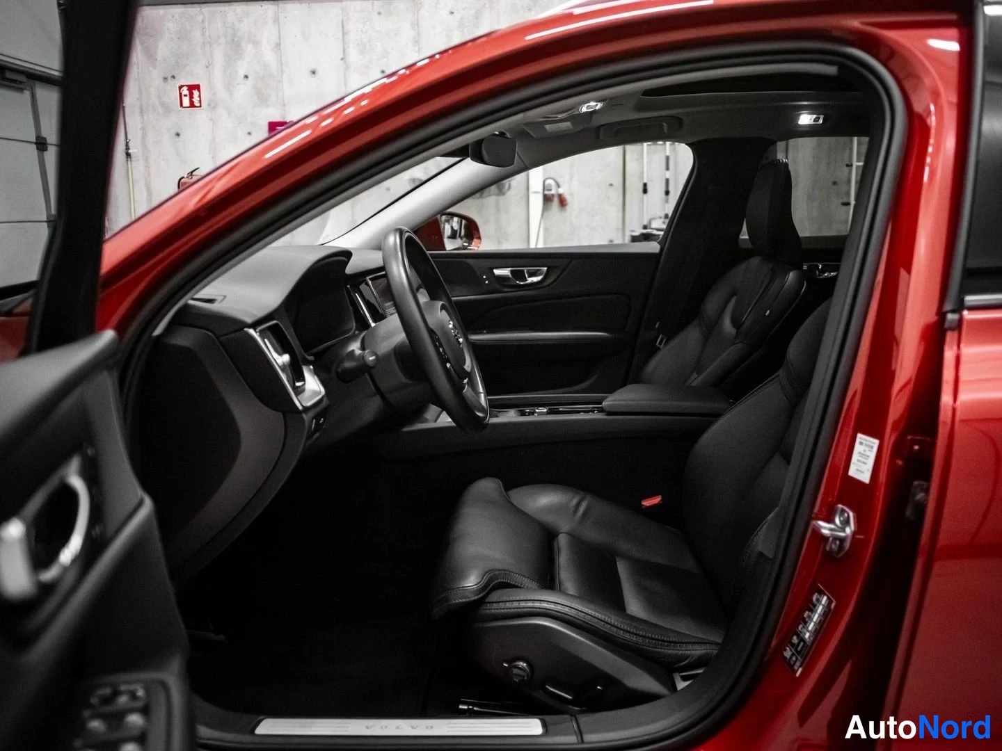 Punainen Volvo V60 Cross Country 2020, etuistuimet, kuva 11