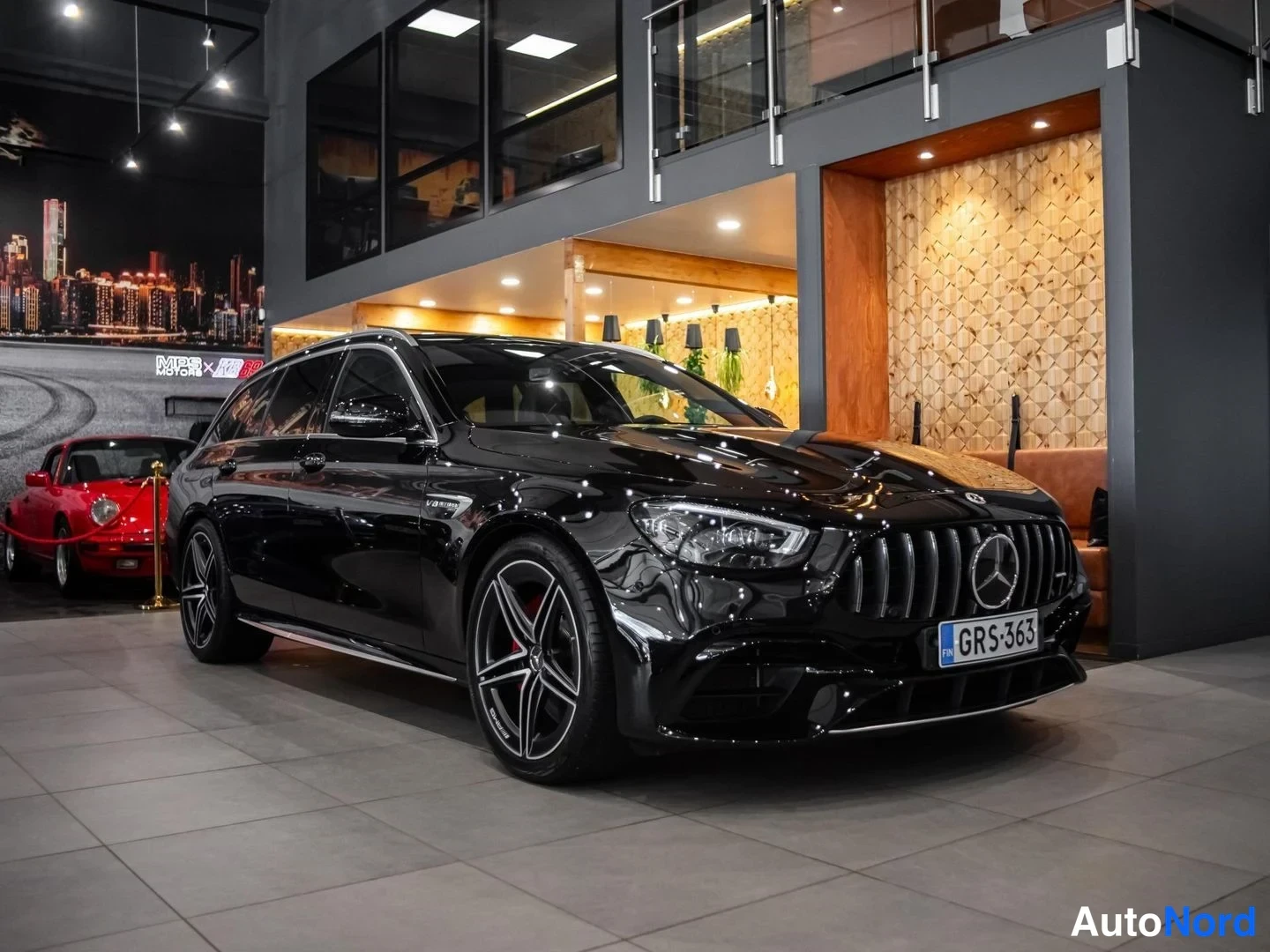 Musta Mercedes-Benz E 63 2023, etuviisto, keula oikealle, kuva 2