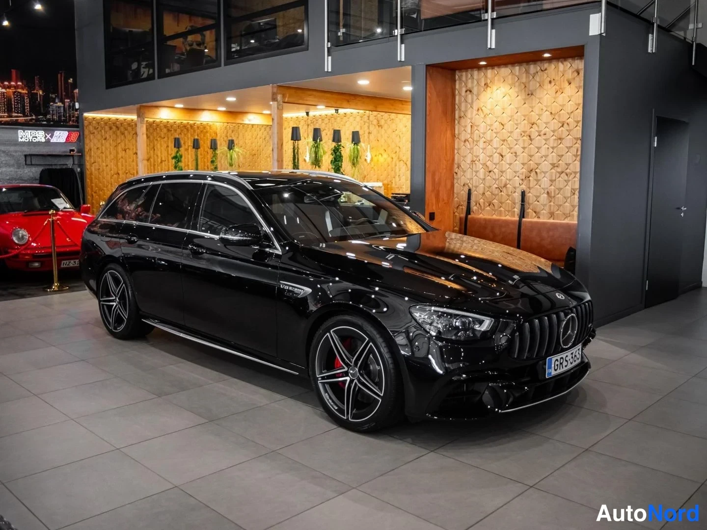 Musta Mercedes-Benz E 63 2023, etuviisto, keula oikealle, kuva 4