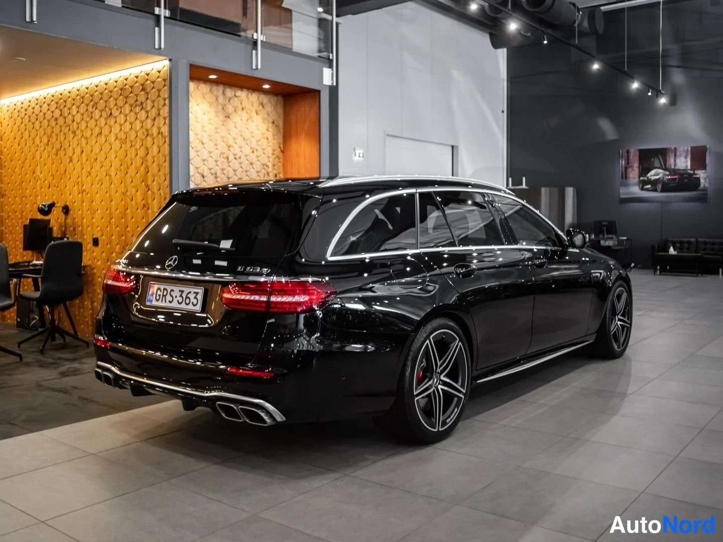 Musta Mercedes-Benz E 63 2023, takaviisto, kuva 6