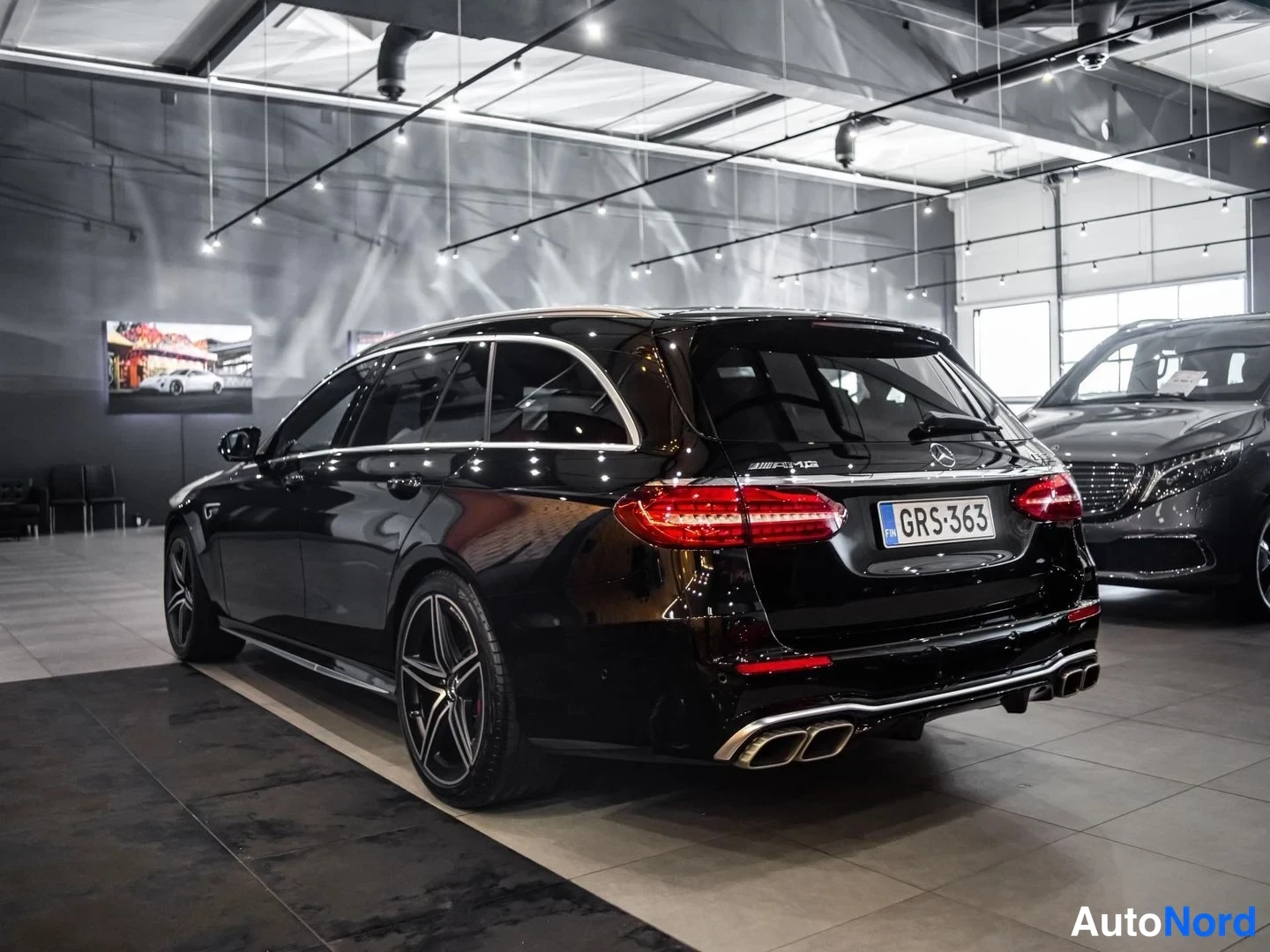 Musta Mercedes-Benz E 63 2023, takaa, kuva 7