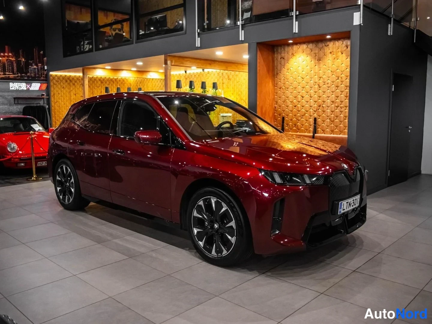 Punainen BMW iX xDrive60 2026, etuviisto, keula oikealle, kuva 4