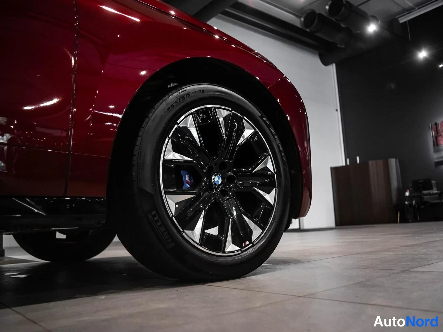 Punainen BMW iX xDrive60 2026, yksityiskohta, kuva 16