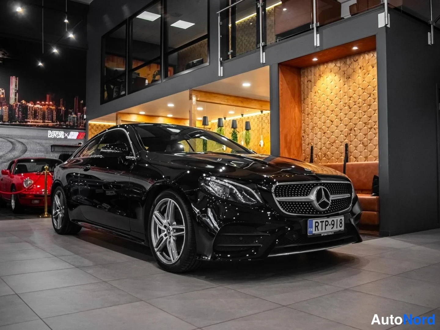 Musta Mercedes-Benz E 220 d 2018, etuviisto, keula oikealle, kuva 2
